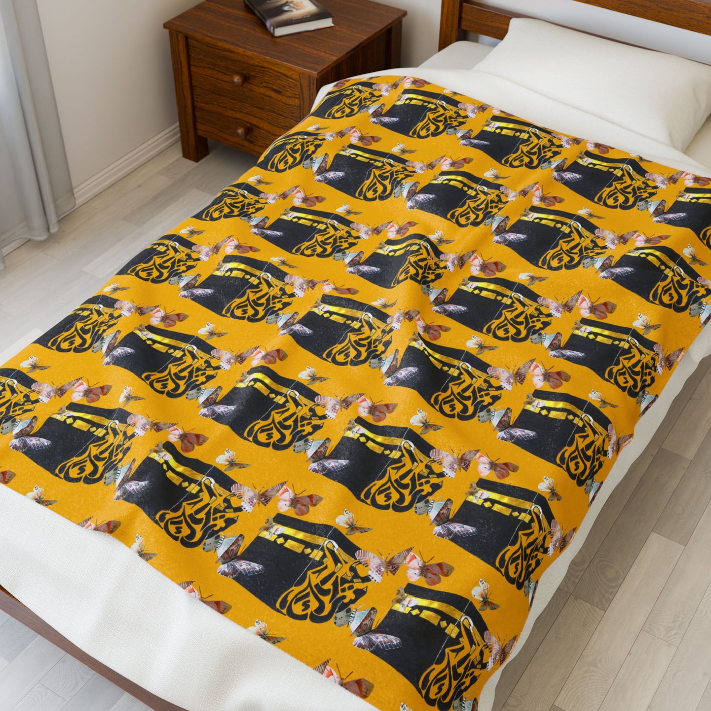 Yellow Retro Radio Pattern Velveteen Plush Blanket – Cozy Vintage Music Throw
