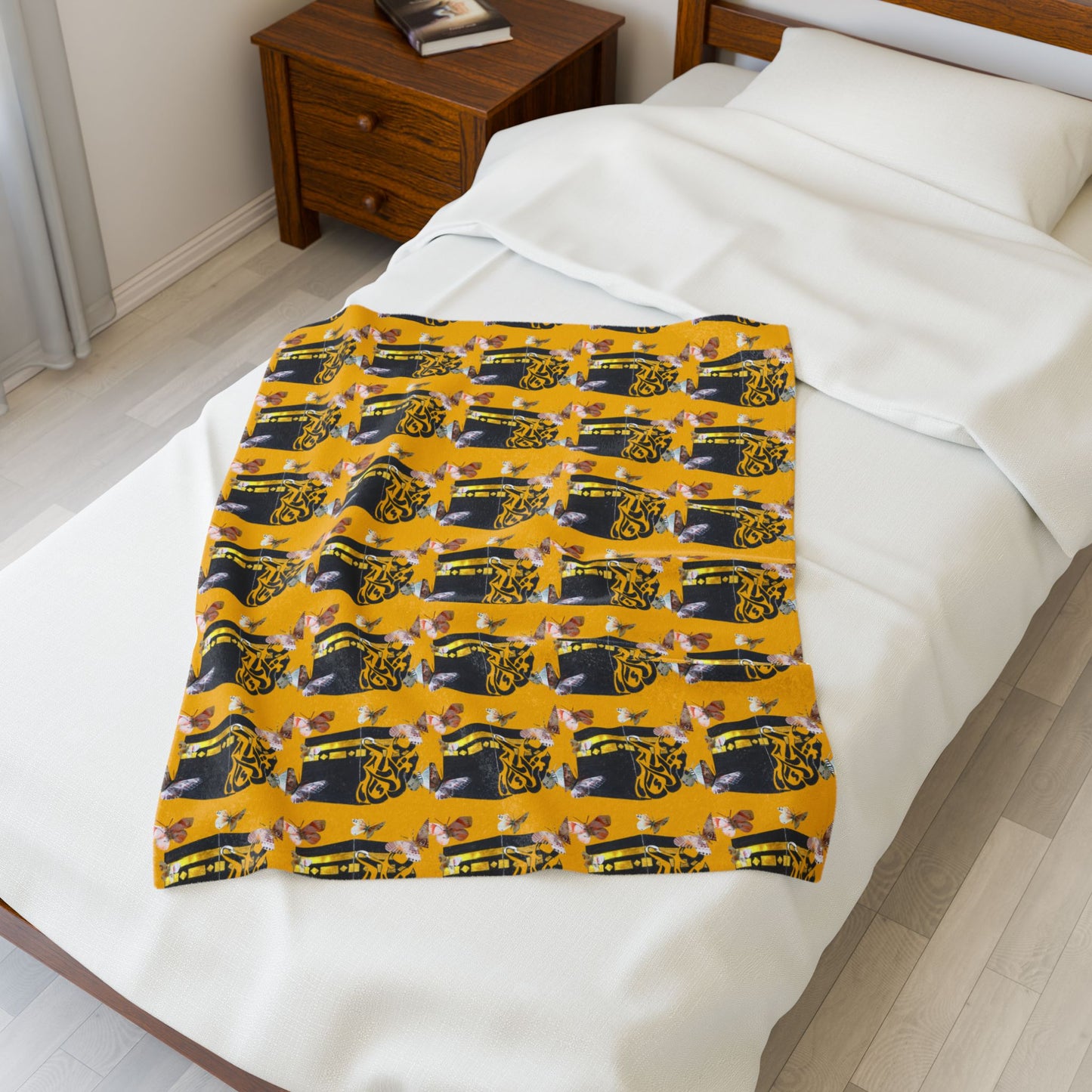 Yellow Retro Radio Pattern Velveteen Plush Blanket – Cozy Vintage Music Throw