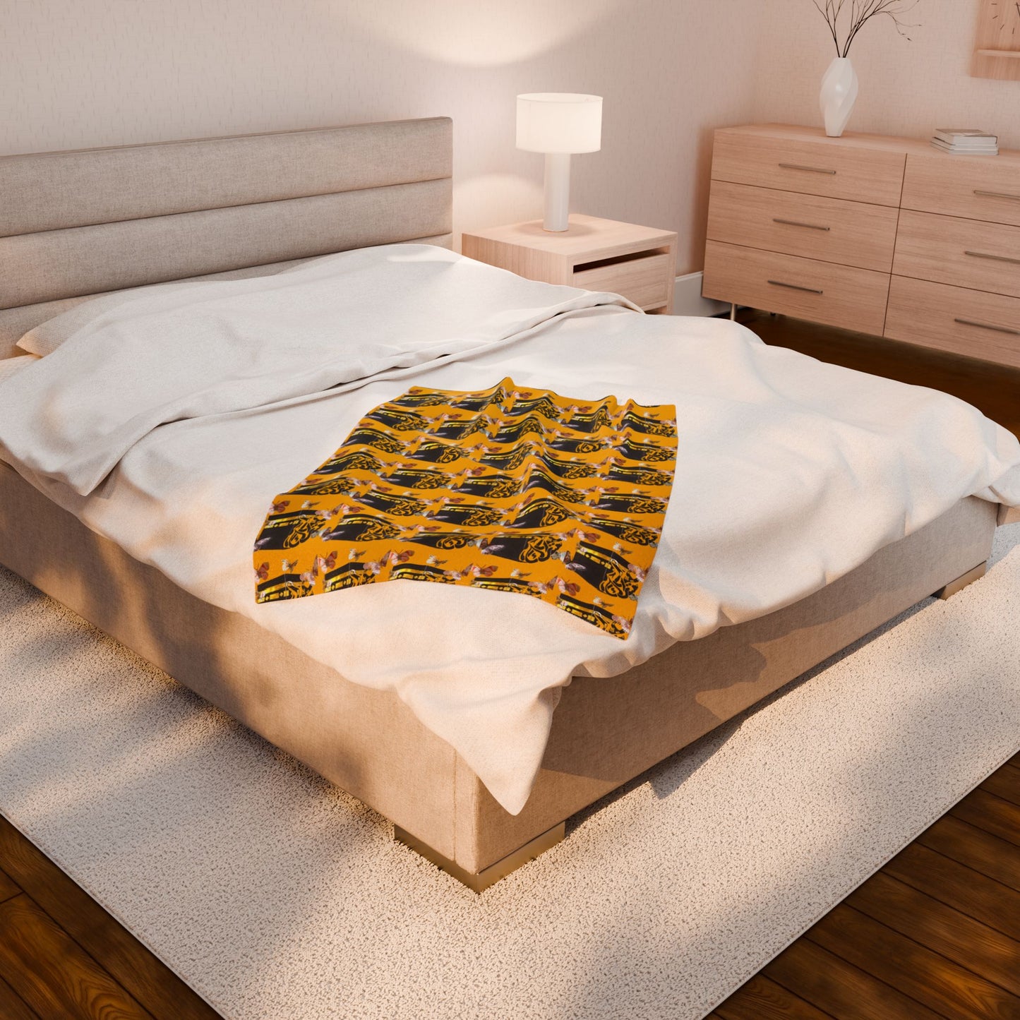 Yellow Retro Radio Pattern Velveteen Plush Blanket – Cozy Vintage Music Throw
