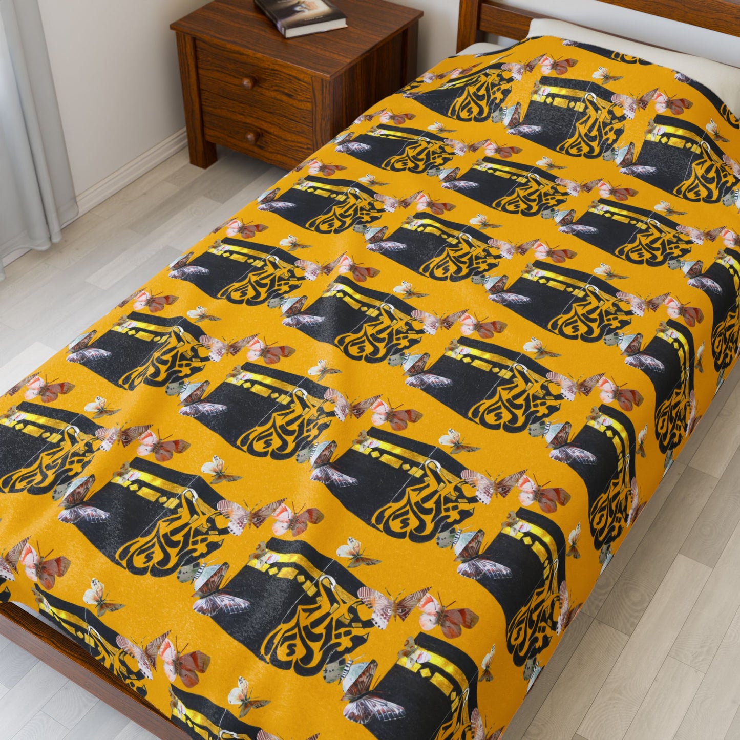 Yellow Retro Radio Pattern Velveteen Plush Blanket – Cozy Vintage Music Throw